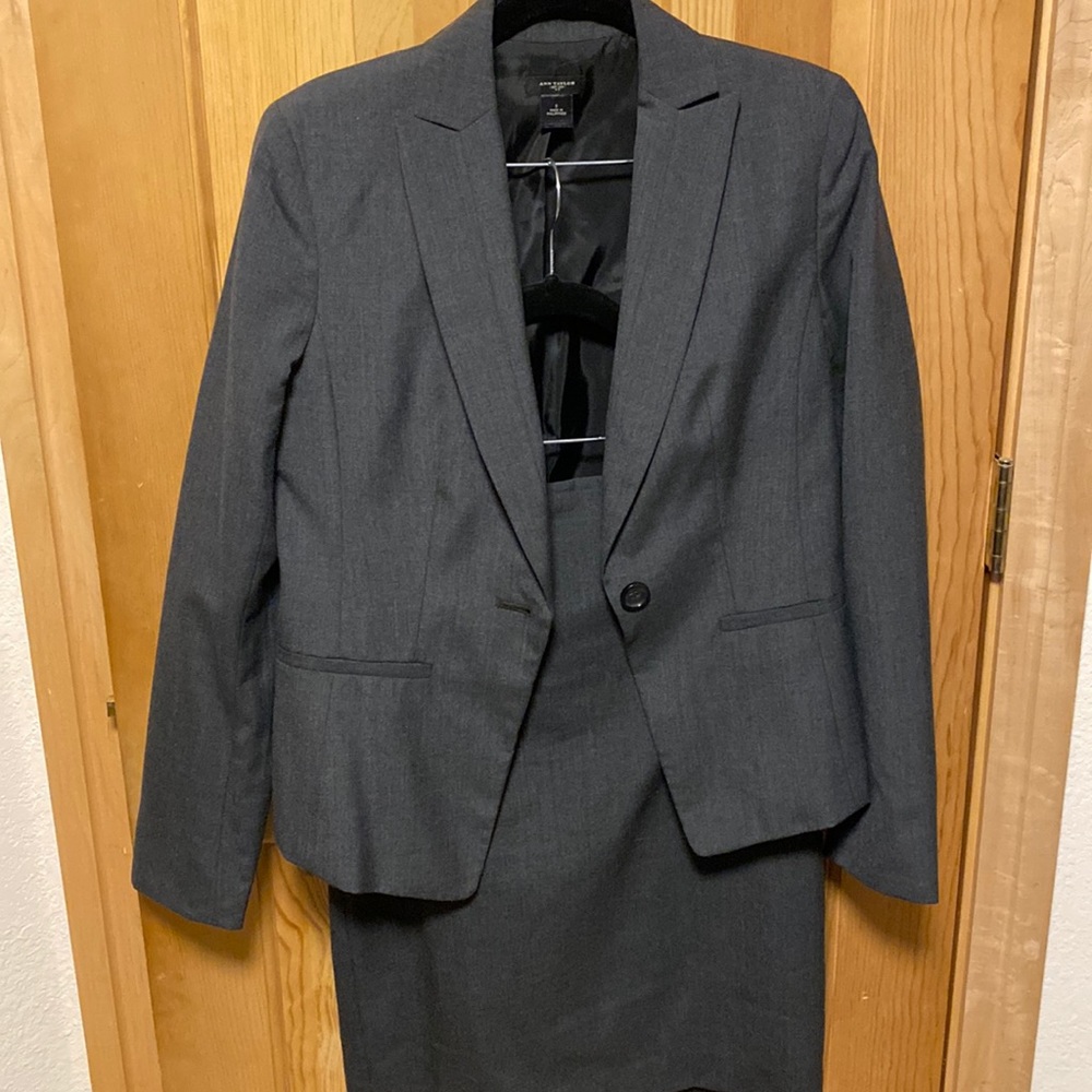 - Women’s Skirt Suit / Ann Taylor /Jacket size 0 / skirt size 2